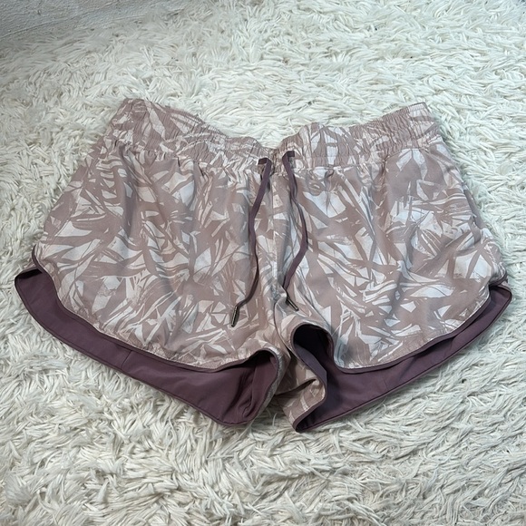 Lululemon Choose A Side Short *Reversible 3" Shadow Leaf Light Ivory Muse / Dust - Picture 3 of 6